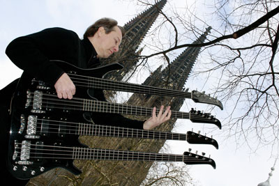 Roland Kaschube mit Quadriga-Bass vor Kölner Dom